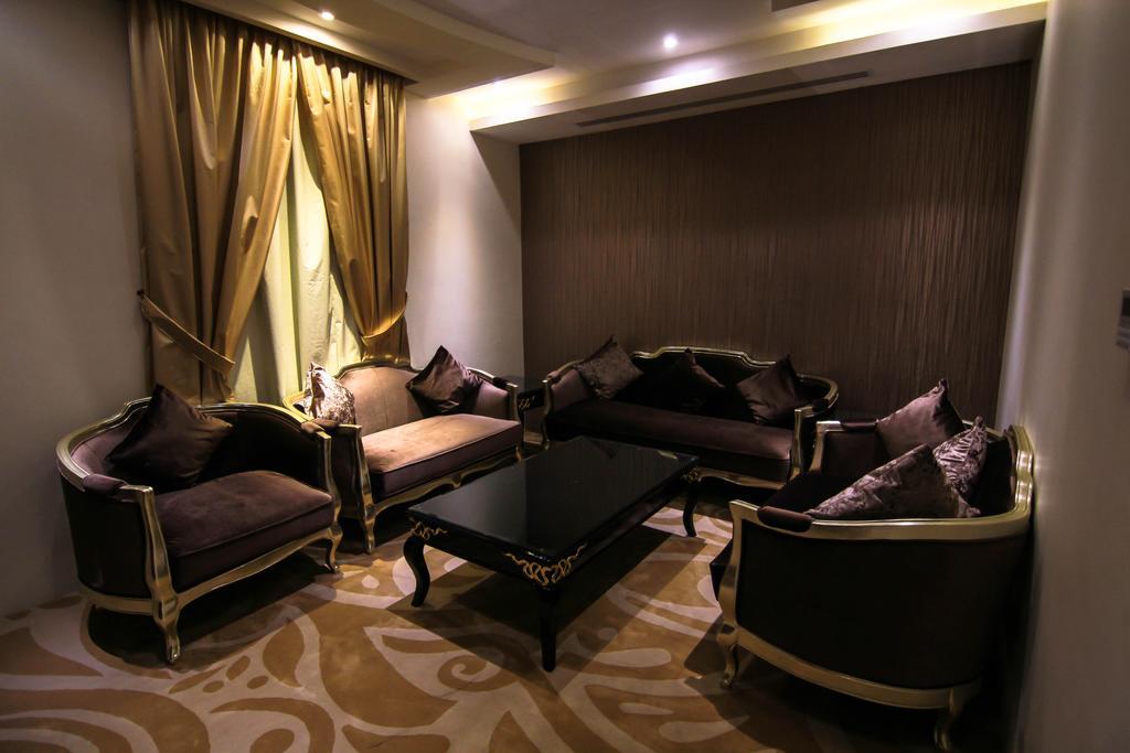 Rest Night Serviced Apartments- Alhamra Riade Quarto foto A living room in a hotel