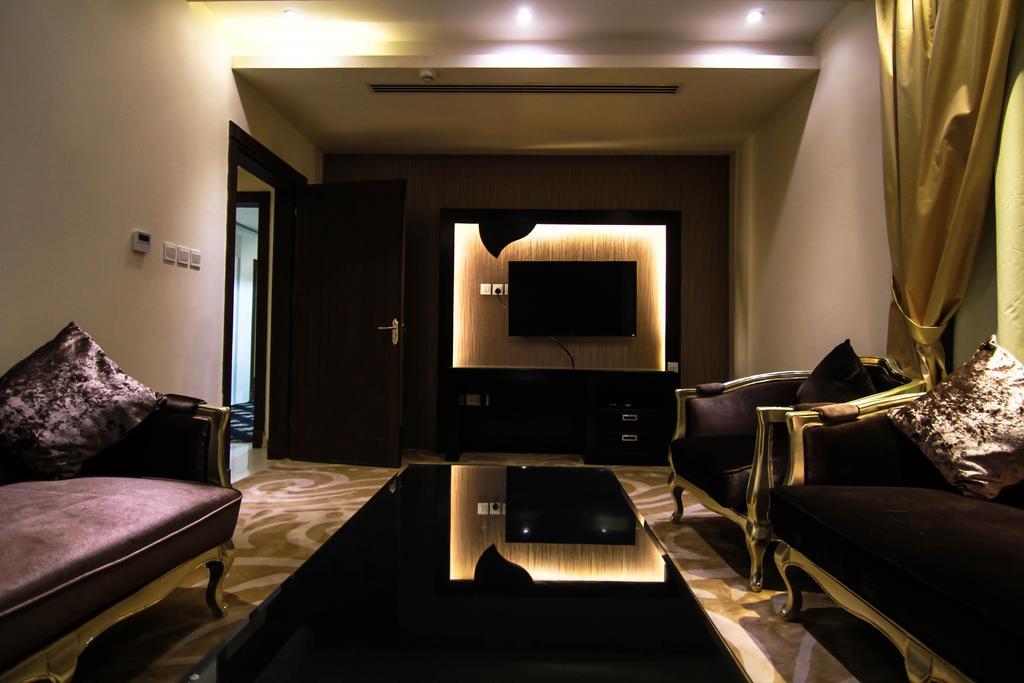 Rest Night Serviced Apartments- Alhamra Riade Quarto foto A living room in a house in India