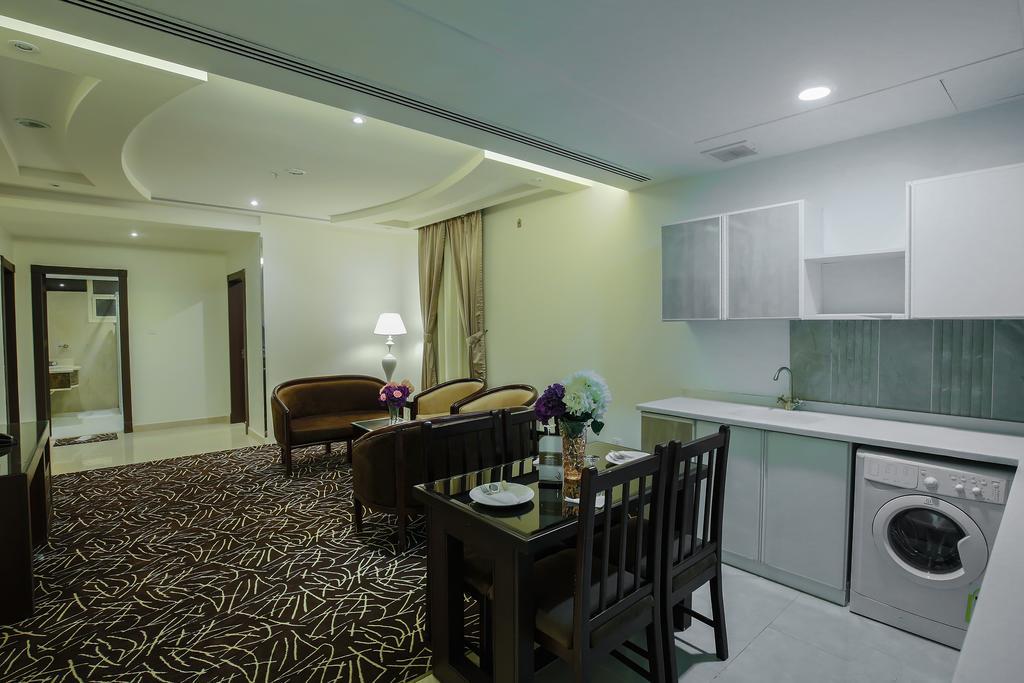 Rest Night Serviced Apartments- Alhamra Riade Exterior foto A suite at the hotel