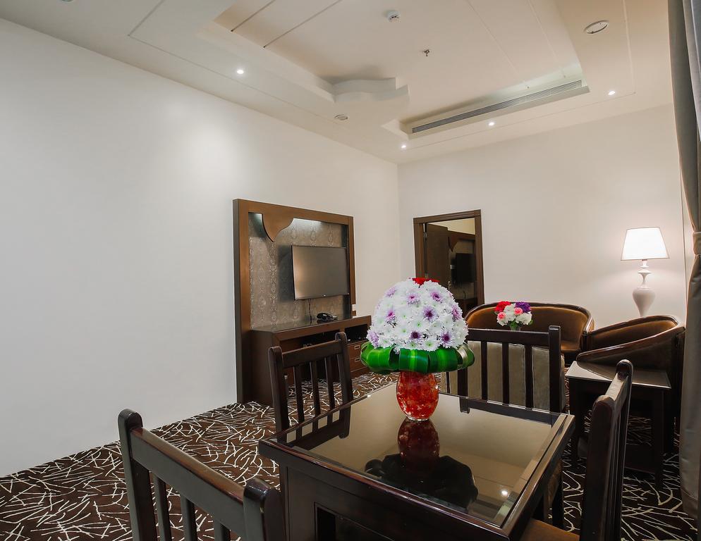 Rest Night Serviced Apartments- Alhamra Riade Exterior foto A suite at the hotel