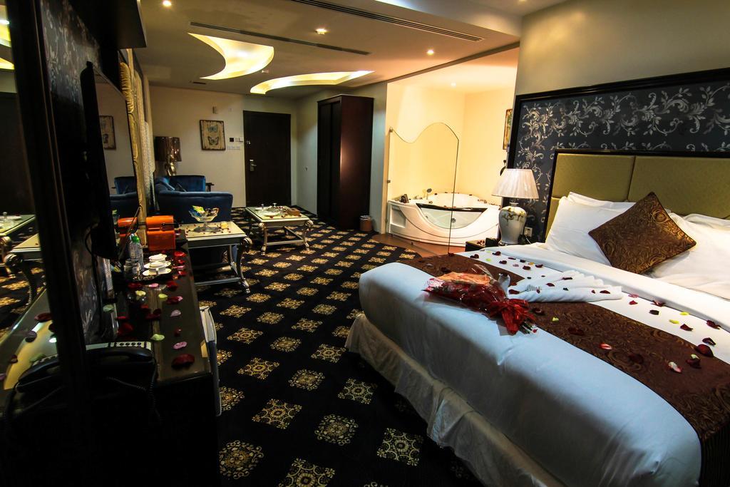 Rest Night Serviced Apartments- Alhamra Riade Exterior foto A suite at the hotel