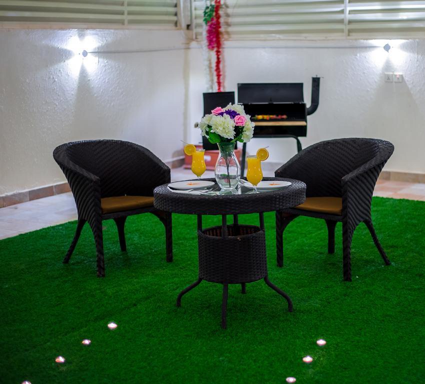 Rest Night Serviced Apartments- Alhamra Riade Exterior foto Artificial grass in a hotel