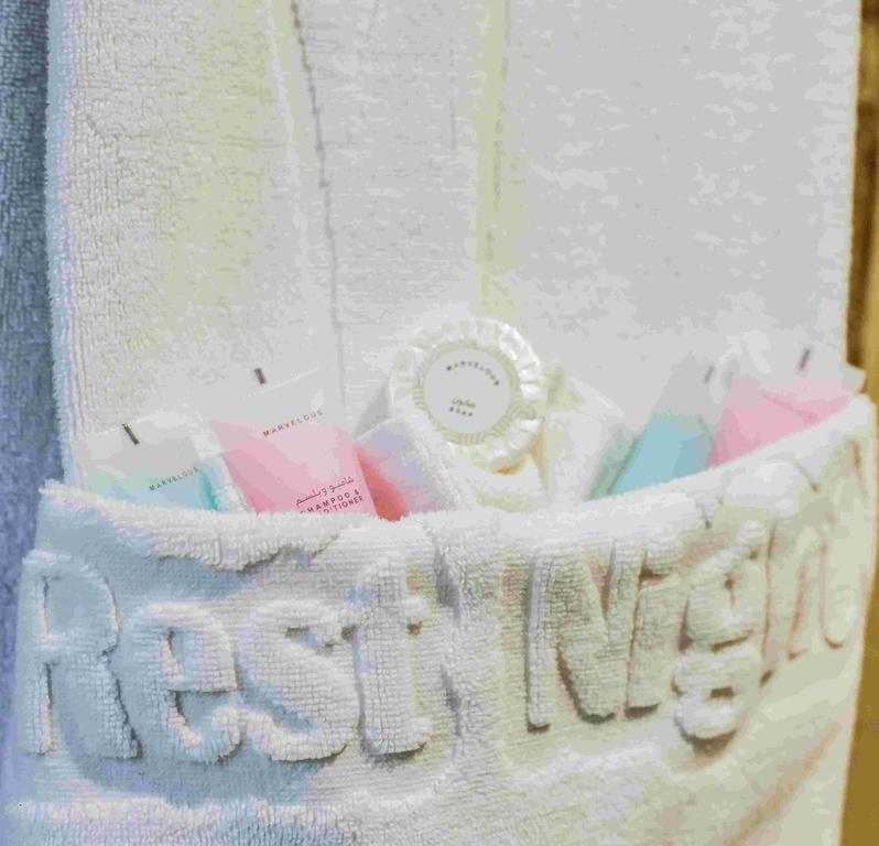 Rest Night Serviced Apartments- Alhamra Riade Exterior foto A basket of toiletries