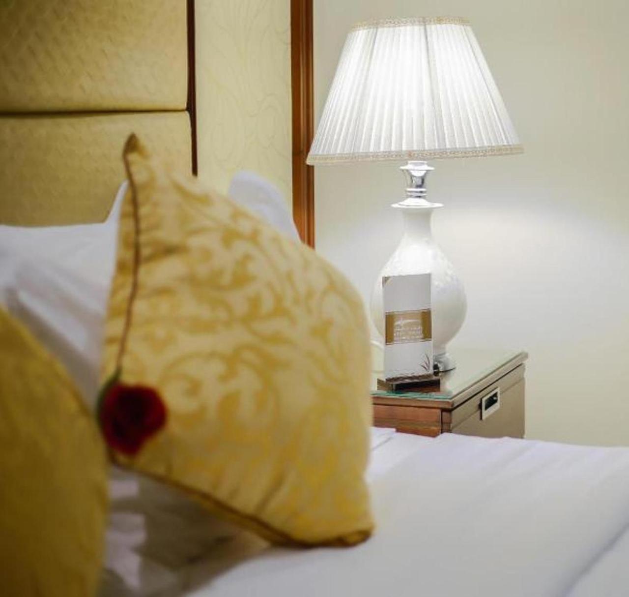 Rest Night Serviced Apartments- Alhamra Riade Exterior foto A lamp on a bedside table